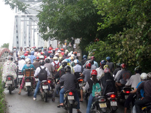 kẹt cầu Bình Lợi, TP HCM vì xem xác chết trôi sông