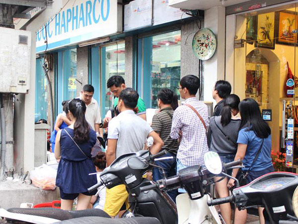 Khách đến sau phải xếp hàng để chờ đến lượt