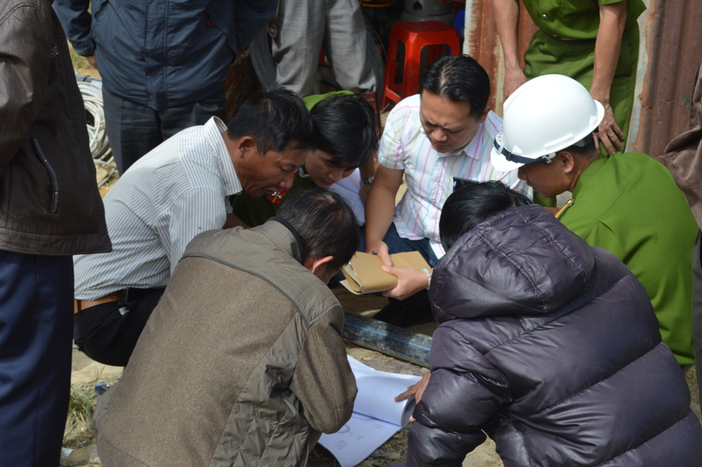 Đại diện c&aacute;c cơ quan chức năng họp b&agrave;n phương &aacute;n kh&aacute;m nghiệm hiện trường Ảnh: CAO NGUY&Ecirc;N