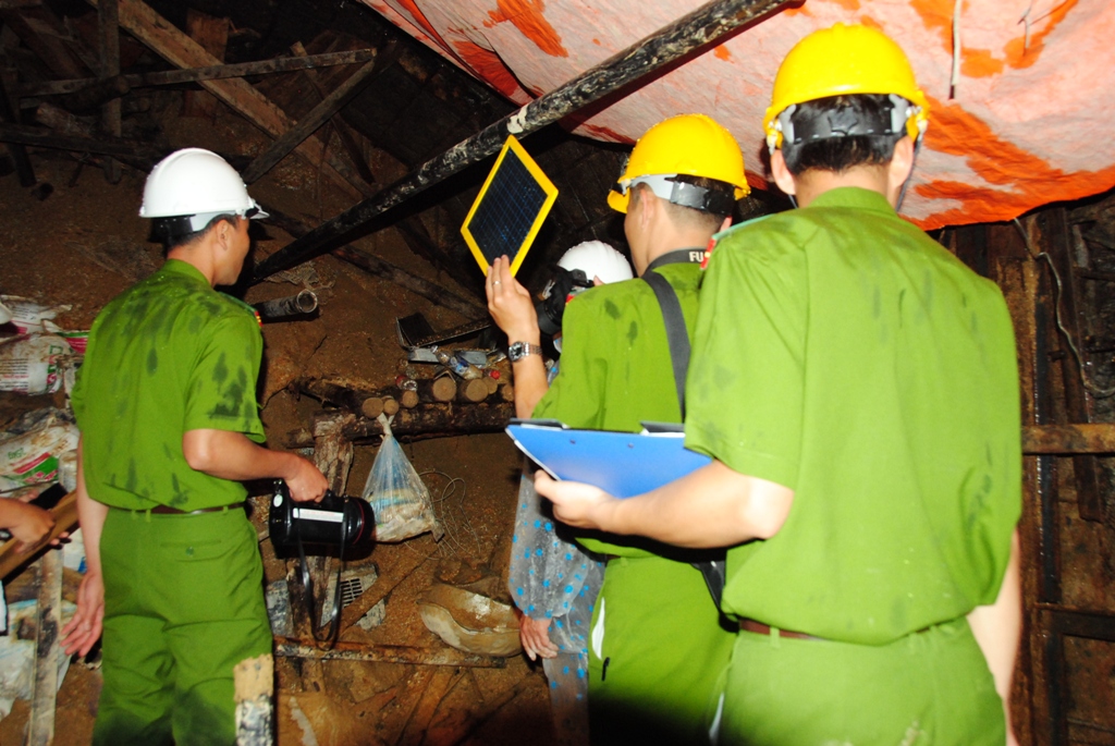 Kh&aacute;m nghiệm tại khu vực xảy ra sập hầm ảnh: CAO NGUY&Ecirc;N