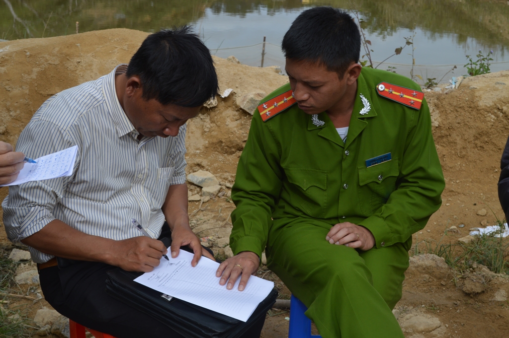 &Ocirc;ng Phạm Đ&igrave;nh Hiểu k&yacute; v&agrave;o bản cung cấp th&ocirc;ng tin cho cơ quan điều tra  Ảnh: CAO NGUY&Ecirc;N
