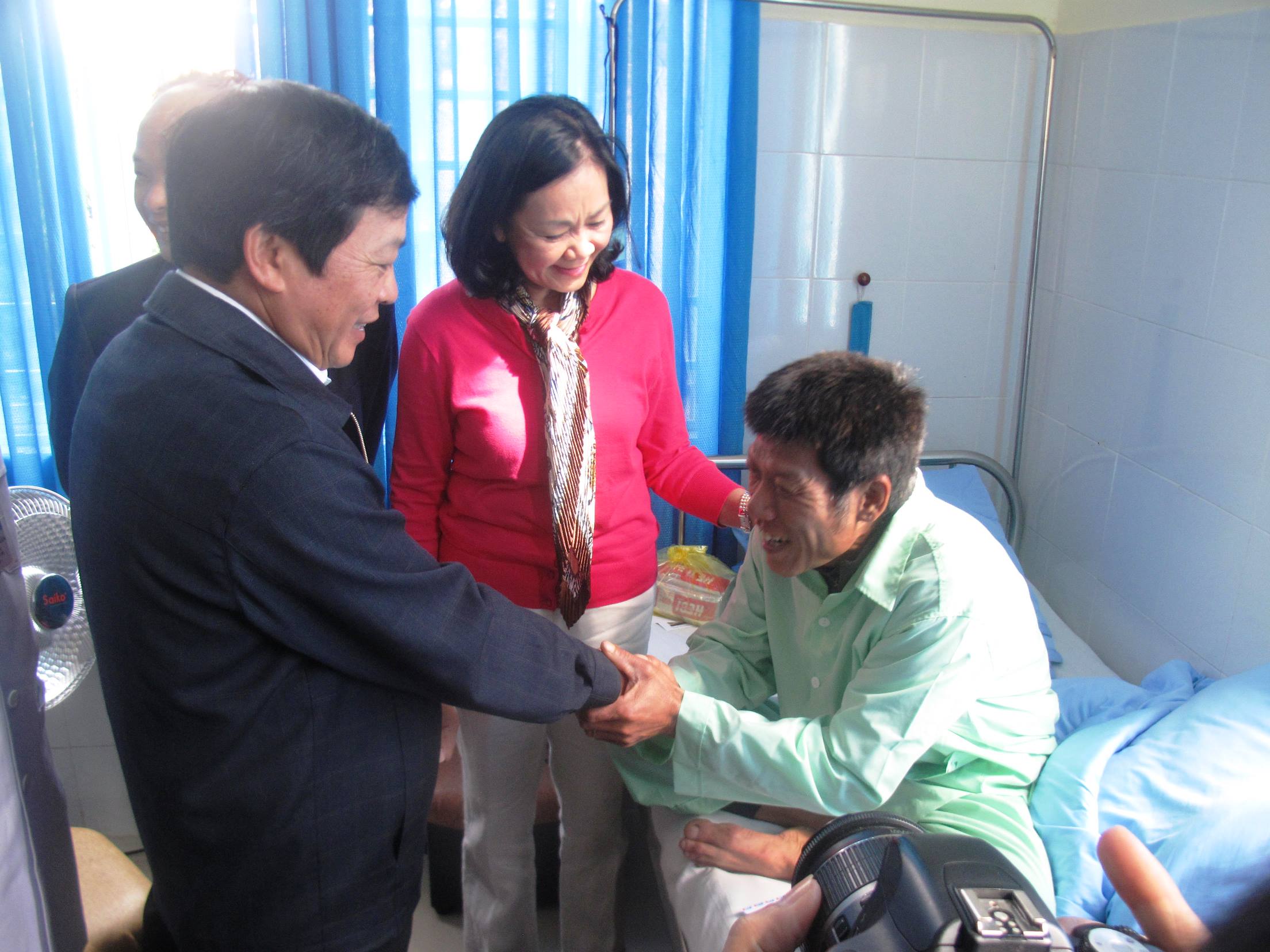 B&agrave; Trương Thị Mai, Chủ nhiệm Ủy ban về c&aacute;c vấn đề x&atilde; hội thăm hỏi nạn nh&acirc;n lớn tuổi nhất Phạm Xu&acirc;n Đăng   ẢNH: HỒNG &Aacute;NH