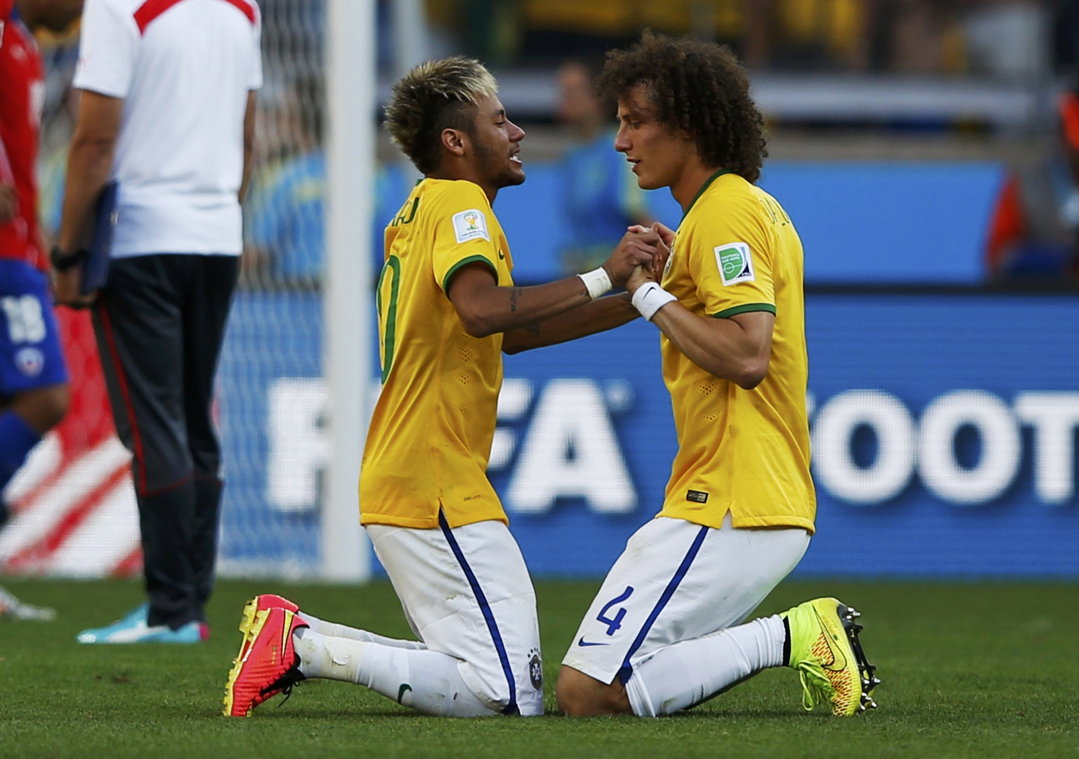Neymar v&agrave; David Luiz đ&atilde; kh&oacute;c khi vượt qua Chile ở v&ograve;ng 1/8 bằng loạt s&uacute;t lu&acirc;n lưu