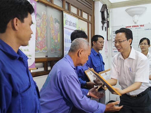 Ông Nguyễn Thành Đô - Phó Chủ tịch LĐLĐ quận 1, TP HCM - khen thưởng các tài xế xe ôm bắt cướp