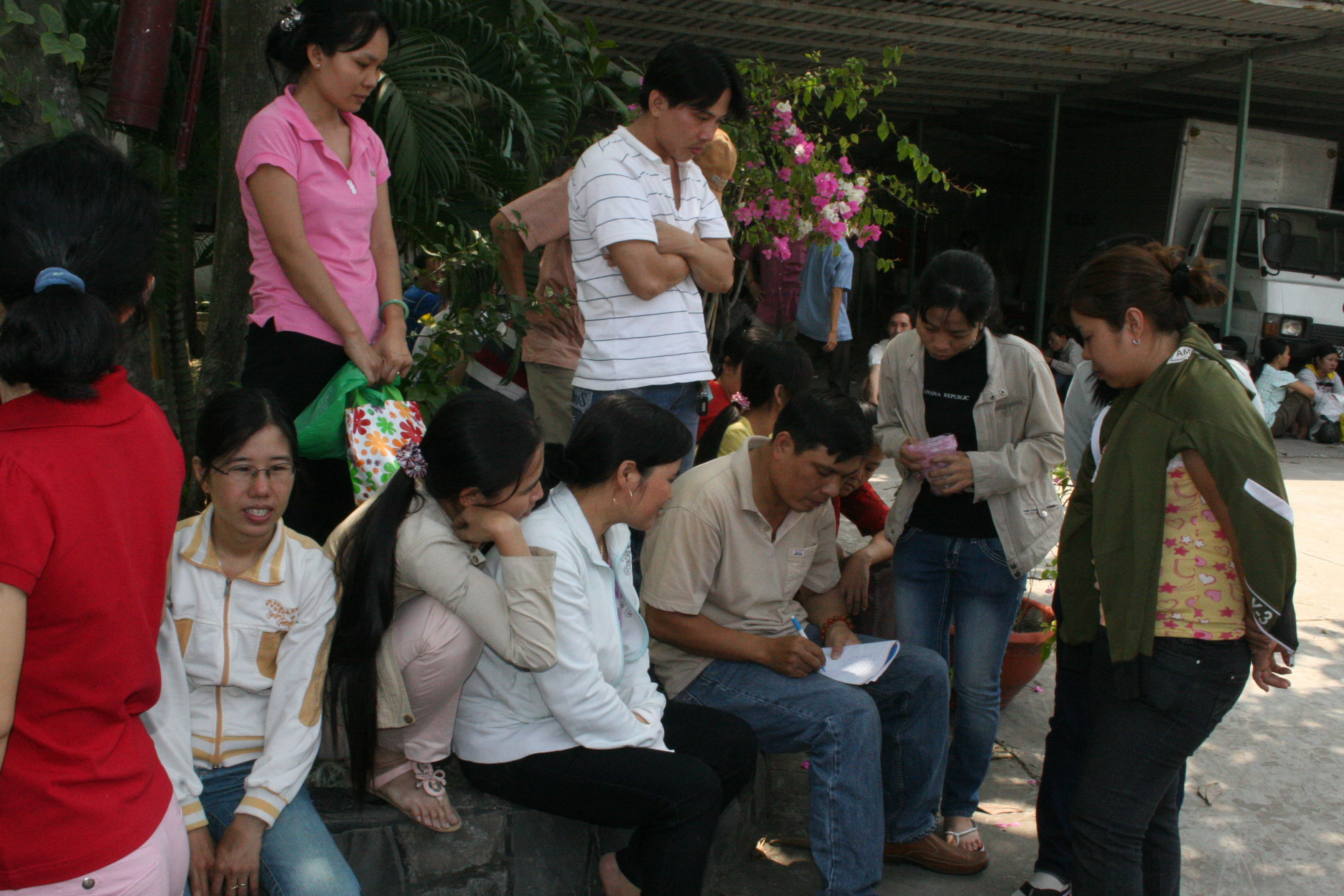 Công nhân Công ty Magnicon quận 12, TP HCM, viết đơn khiếu nại đòi doanh nghiệp chi truy đóng BHXH ẢNH: KHÁNH AN