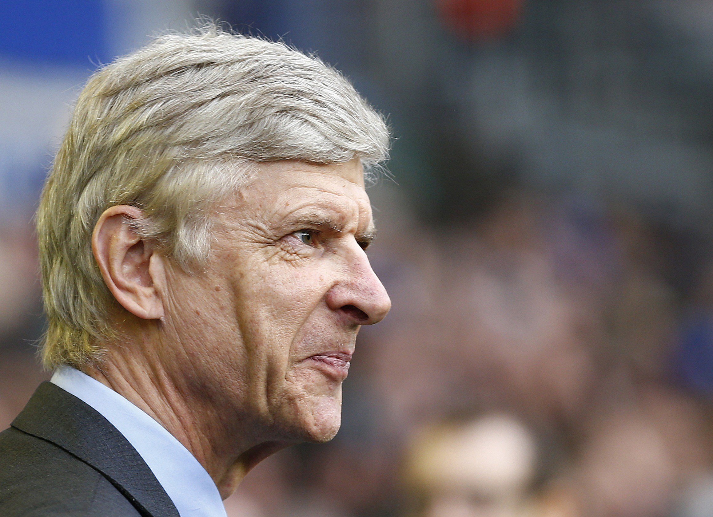 Thua đậm Everton, HLV Wenger bắt đầu lo sợ