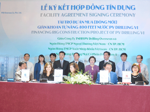 Đại diện 3 ngân hàng ký hợp đống tài trợ mua giàn khoan tự nâng PV Drilling VI