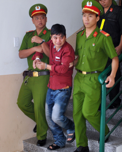 Khoa òa khóc khu nghe HĐXX tuyên án