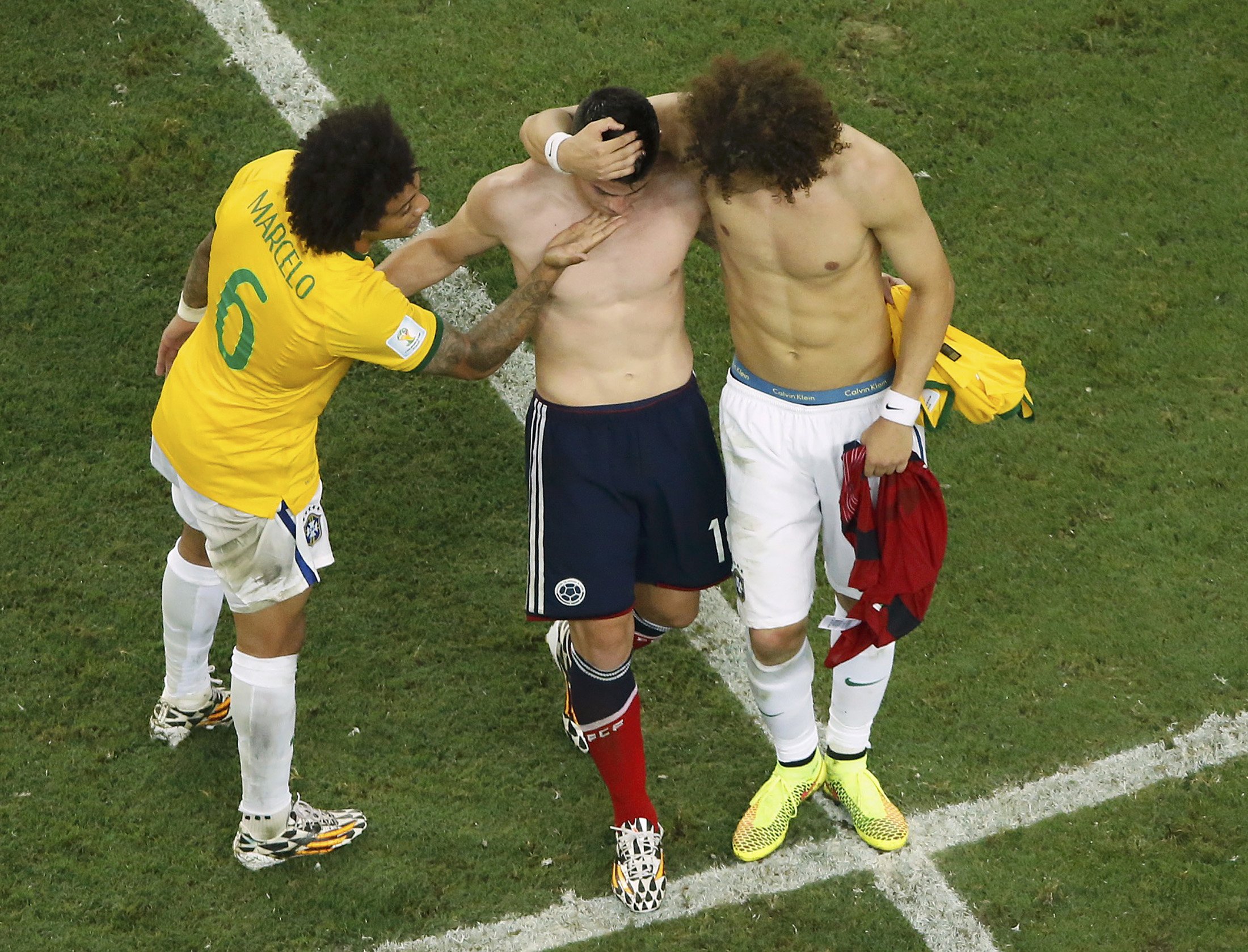 Marcelo v&agrave; Luiz an ủi Rodriguez