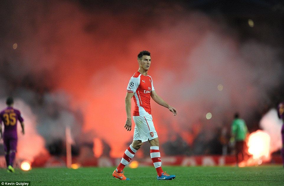Khói lửa mù trời trận Arsenal thắng Galatasaray