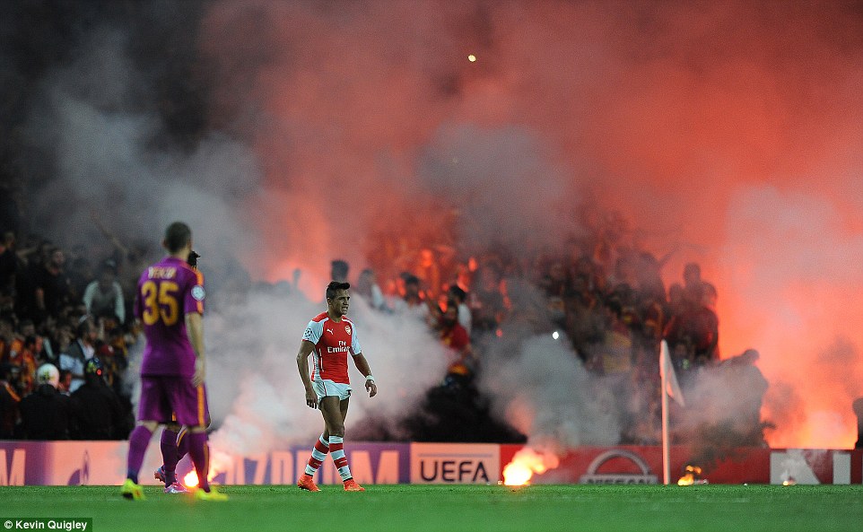 Tiền đạo Alexis Sanchez bỏ chạy khỏi khu vực nguy hiểm