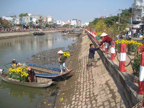 Hoa, trái “méo mặt” ngày 30 Tết