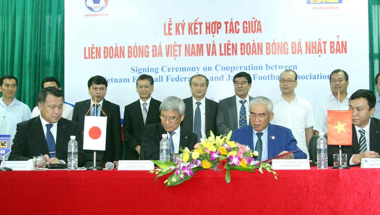 Hai đại diện của b&oacute;ng đ&aacute; Nhật Bản v&agrave; Việt Nam trong buổi k&yacute; kết hợp t&aacute;c