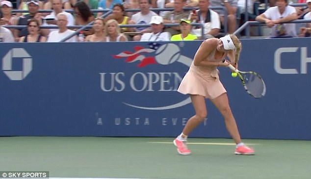 Wozniacki mất điểm v&igrave; m&aacute;i t&oacute;c d&agrave;i