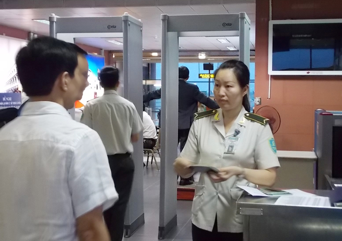 Hành khách 74 tuổi dọa có “hàng nóng” khi lên máy bay