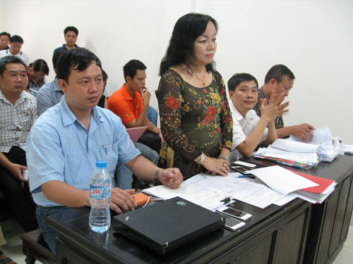 Đại diện C&ocirc;ng ty Mạnh Cầm tại t&ograve;a chiều 23-9. Ảnh: NGUYỄN QUYẾT