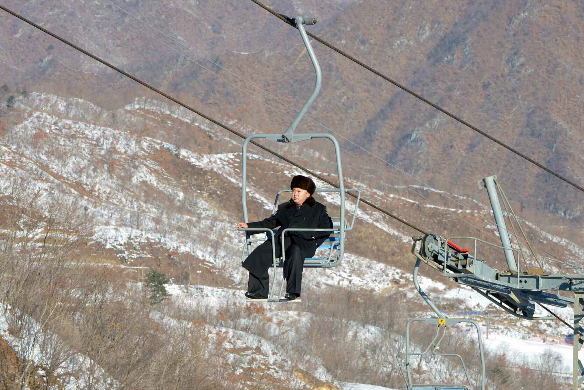 
	... v&agrave; thử đi c&aacute;p treo. Ảnh: EPA/RODONG SINMUN