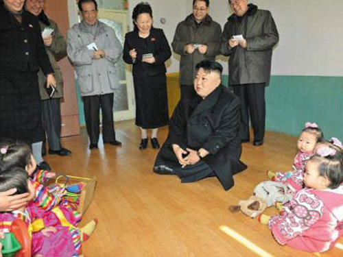 &Ocirc;ng Kim Jong-un v&agrave; một số nh&agrave; l&atilde;nh đạo Triều Ti&ecirc;n đến thăm một nh&agrave; trẻ ở B&igrave;nh Nhưỡng h&ocirc;m 5-2. Ảnh Chosun