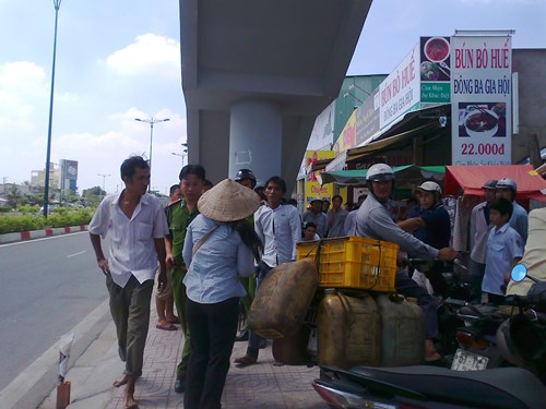 Người d&acirc;n hỗ trợ c&ocirc;ng an đưa đối tượng về trụ sở để lấy lời khai