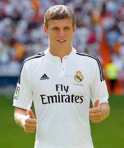 Toni Kroos trong m&agrave;u &aacute;o mới Real Madrid