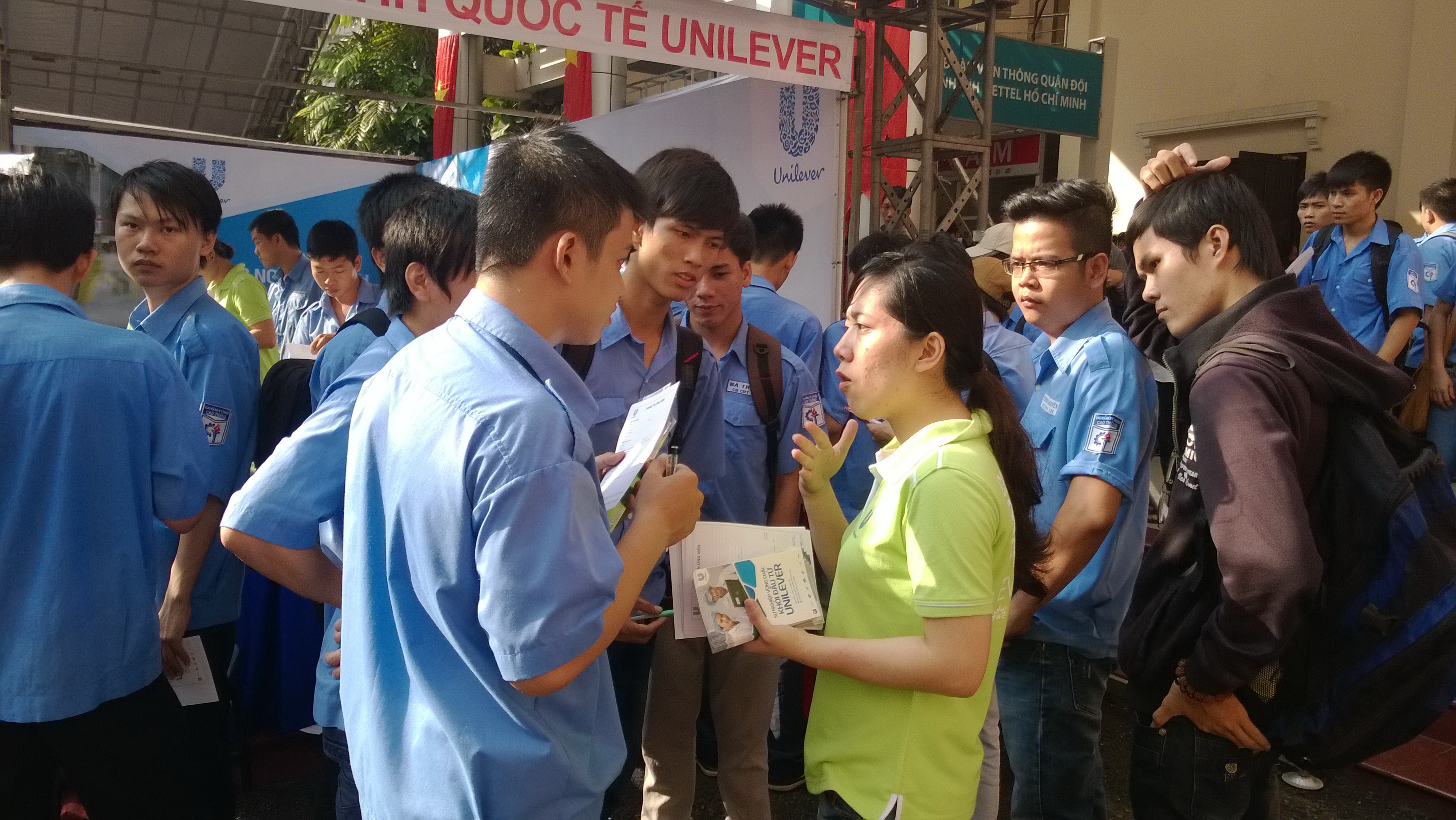 Sinh viên trao đổi với nhà tuyển dụng tại ngày hội