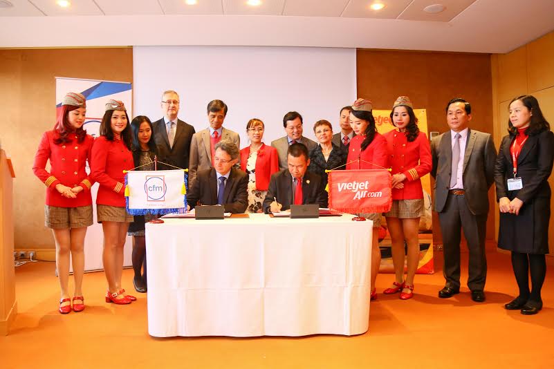 Đại diện của Vietjet Air v&agrave; CFM&nbsp;k&yacute; hợp đồng theo giờ bay cho d&ograve;ng động cơ CFM56-5B của Vietjet lắp tr&ecirc;n 21 m&aacute;y bay A320 ceo