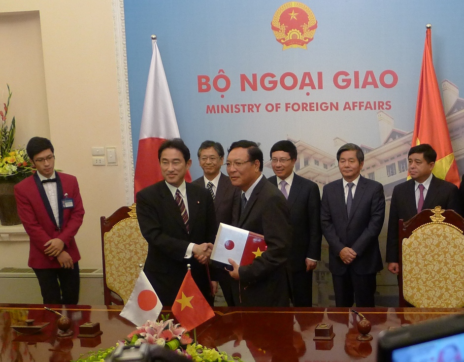 Bộ trưởng Bộ Gi&aacute;o dục v&agrave; Đ&agrave;o tạo Phạm Vũ Luận v&agrave; Ngoại trưởng Nhật Bản Fumio Kishida k&yacute; c&ocirc;ng h&agrave;m khoản viện trợ kh&ocirc;ng ho&agrave;n lại cho chương tr&igrave;nh học bổng ph&aacute;t triển nguồn nh&acirc;n lực năm 2014