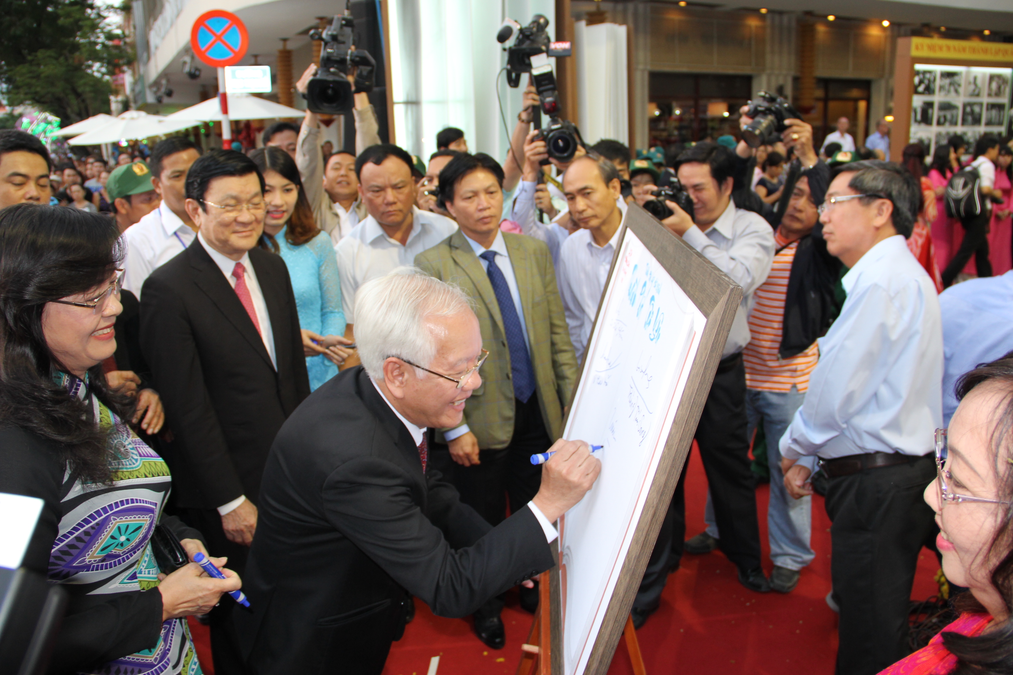 C&aacute;c l&atilde;nh đạo k&yacute; t&ecirc;n lưu niệm