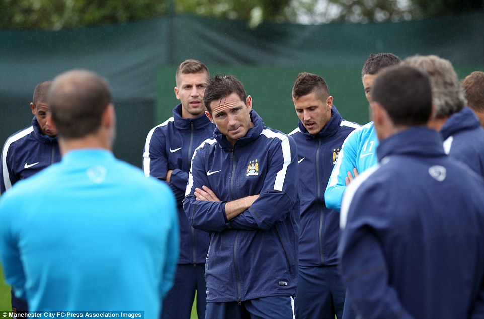 Lampard rụt rè trong buổi tập đầu cùng Man City