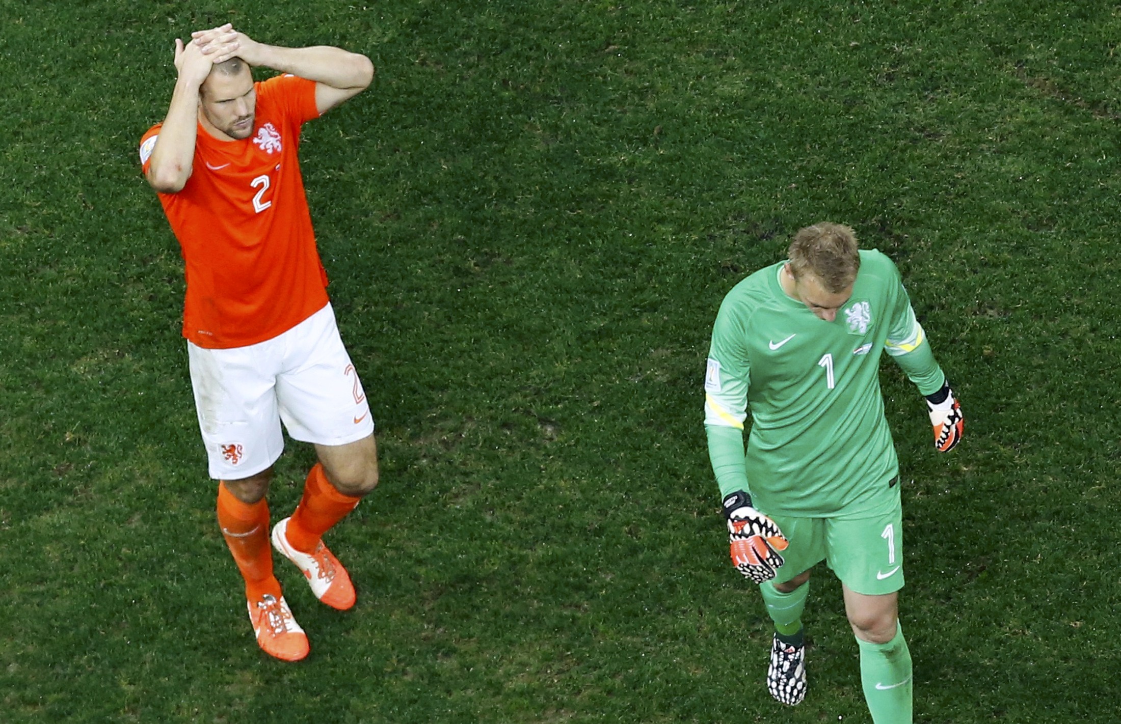 Trung vệ Vlaar kh&ocirc;ng thể đ&aacute;nh bại thủ m&ocirc;n Romero của Argentina