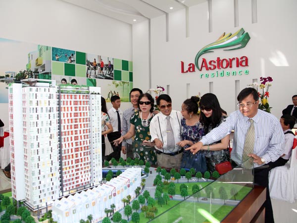Kh&aacute;ch h&agrave;ng tham dự ra mắt nh&agrave; mẫu dự &aacute;n La Astoria tại đường Nguyễn Duy Trinh, quận 2, TP HCM.