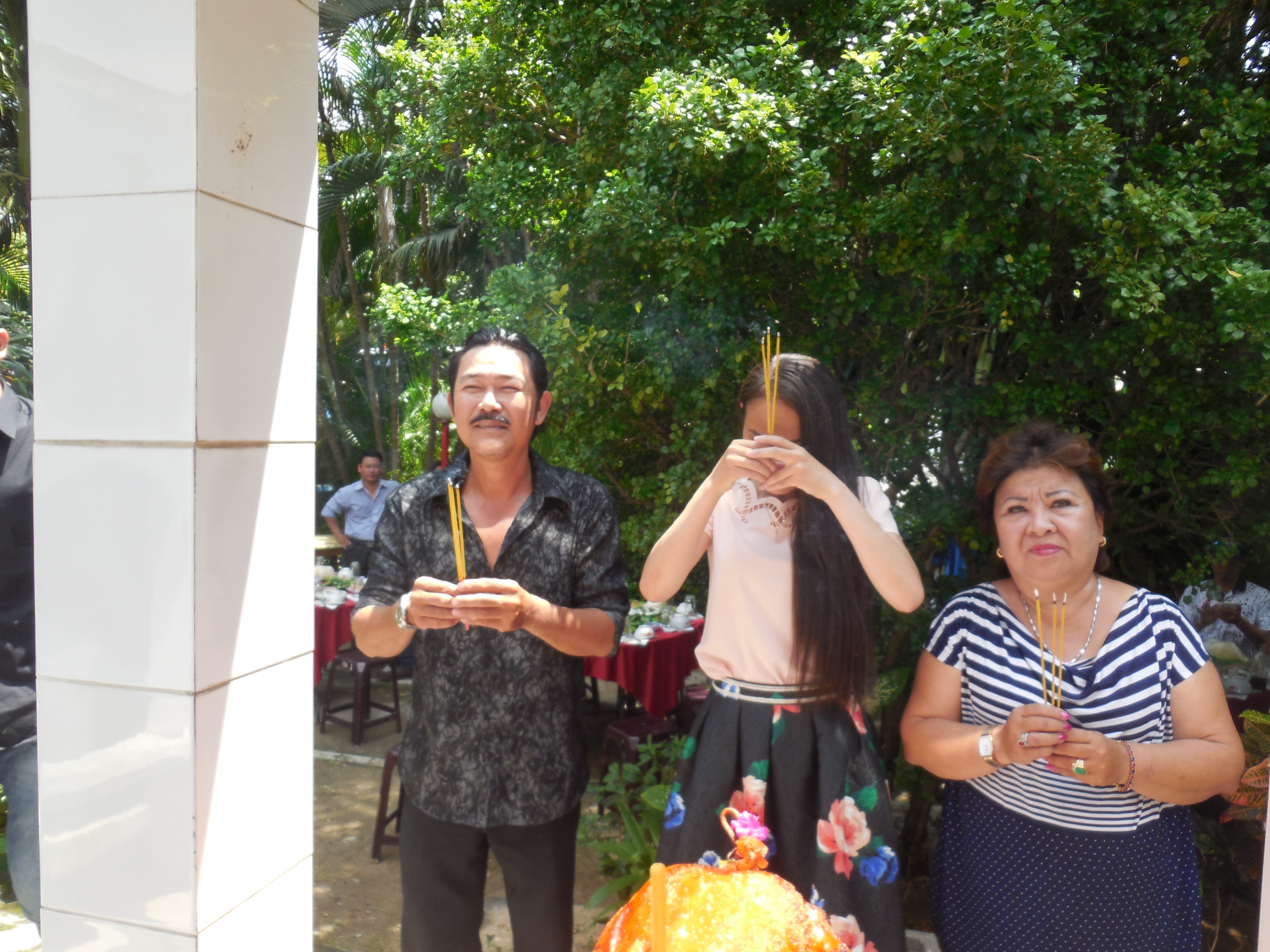 Gia đ&igrave;nh Kim L&agrave;i th&agrave;nh k&iacute;nh thắp hương