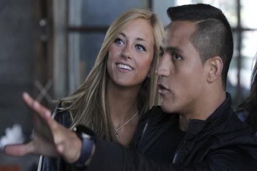 Alexis Sanchez kh&ocirc;ng qu&ecirc;n tuổi thơ ngh&egrave;o kh&oacute;