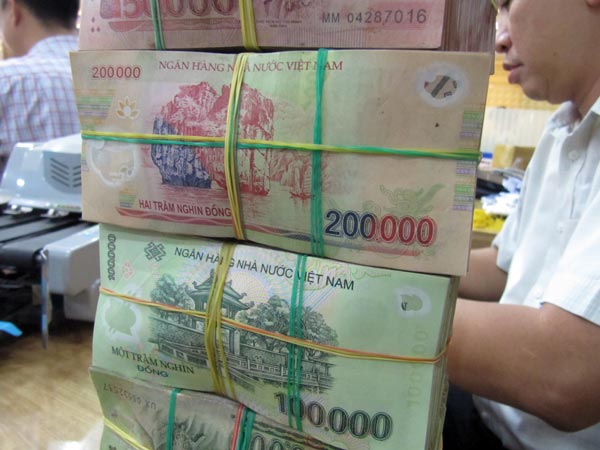 Ngân hàng âm thầm hạ lãi suất tiền gửi