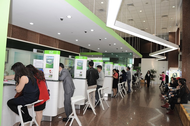Kh&aacute;ch h&agrave;ng giao dịch tại Vietcombank