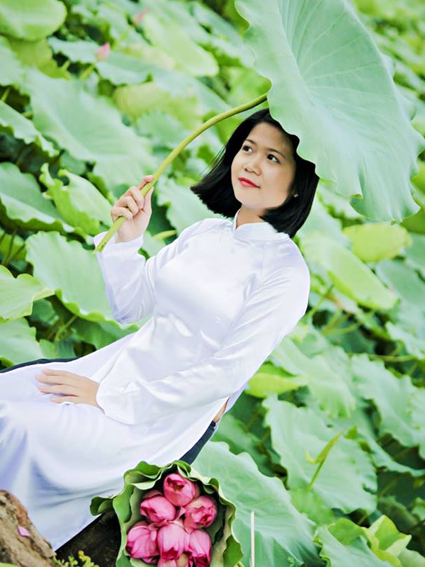 Các bạn trẻ không ngại chi tiền để có được những tấm ảnh đẹp với hoa sen.