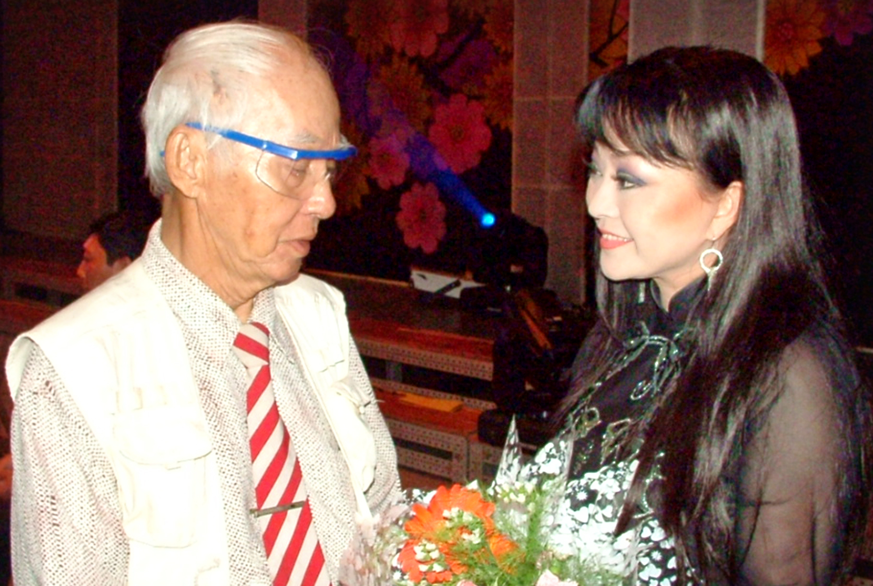 Ca sĩ Hương Lan tặng hoa mừng thọ nh&agrave; thơ Ki&ecirc;n Giang tại Nh&agrave; h&aacute;t TP, trong chương tr&igrave;nh "L&agrave;n điệu phương Nam".
