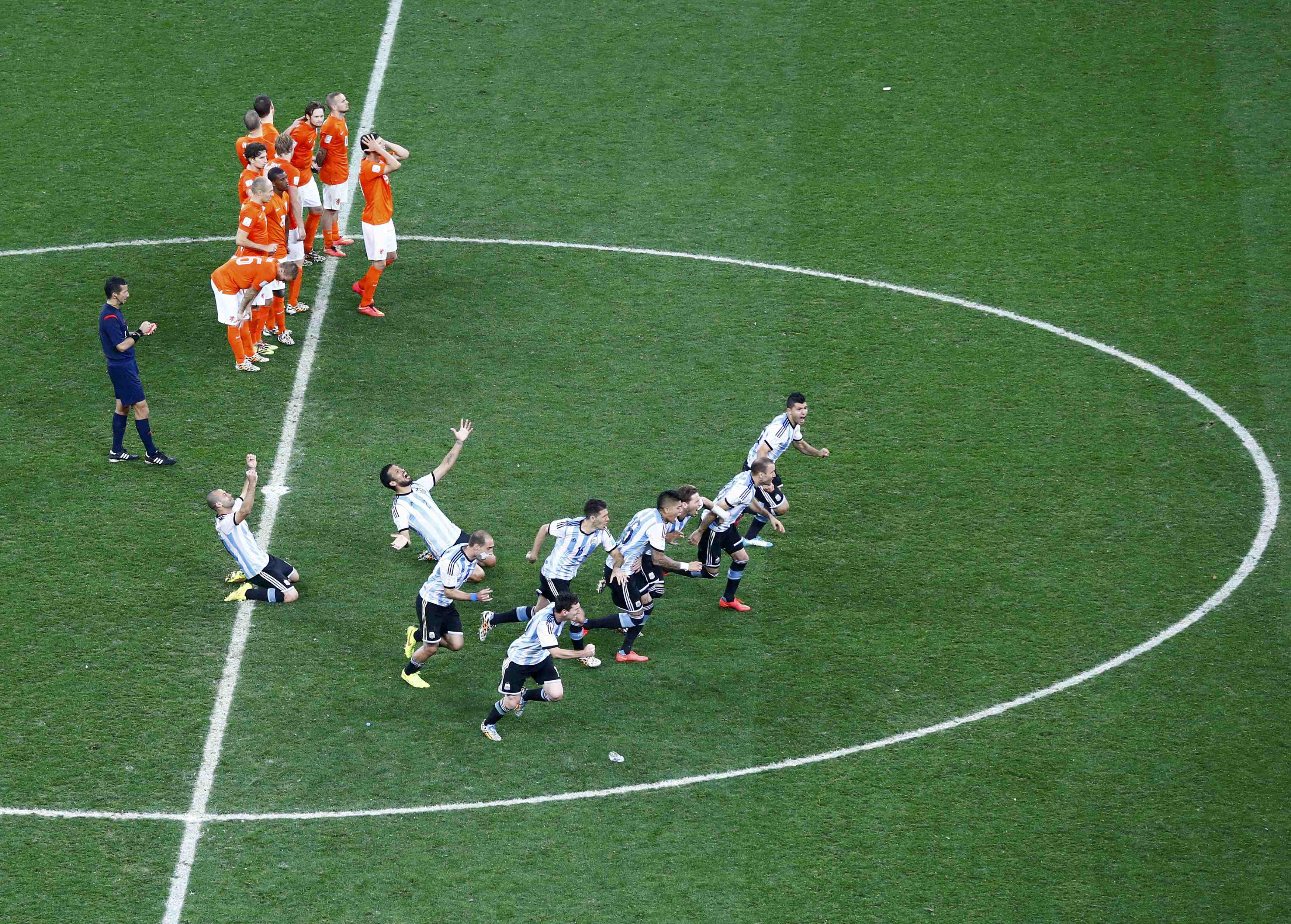 Argentina vỡ &ograve;a, H&agrave; Lan vỡ vụn!
