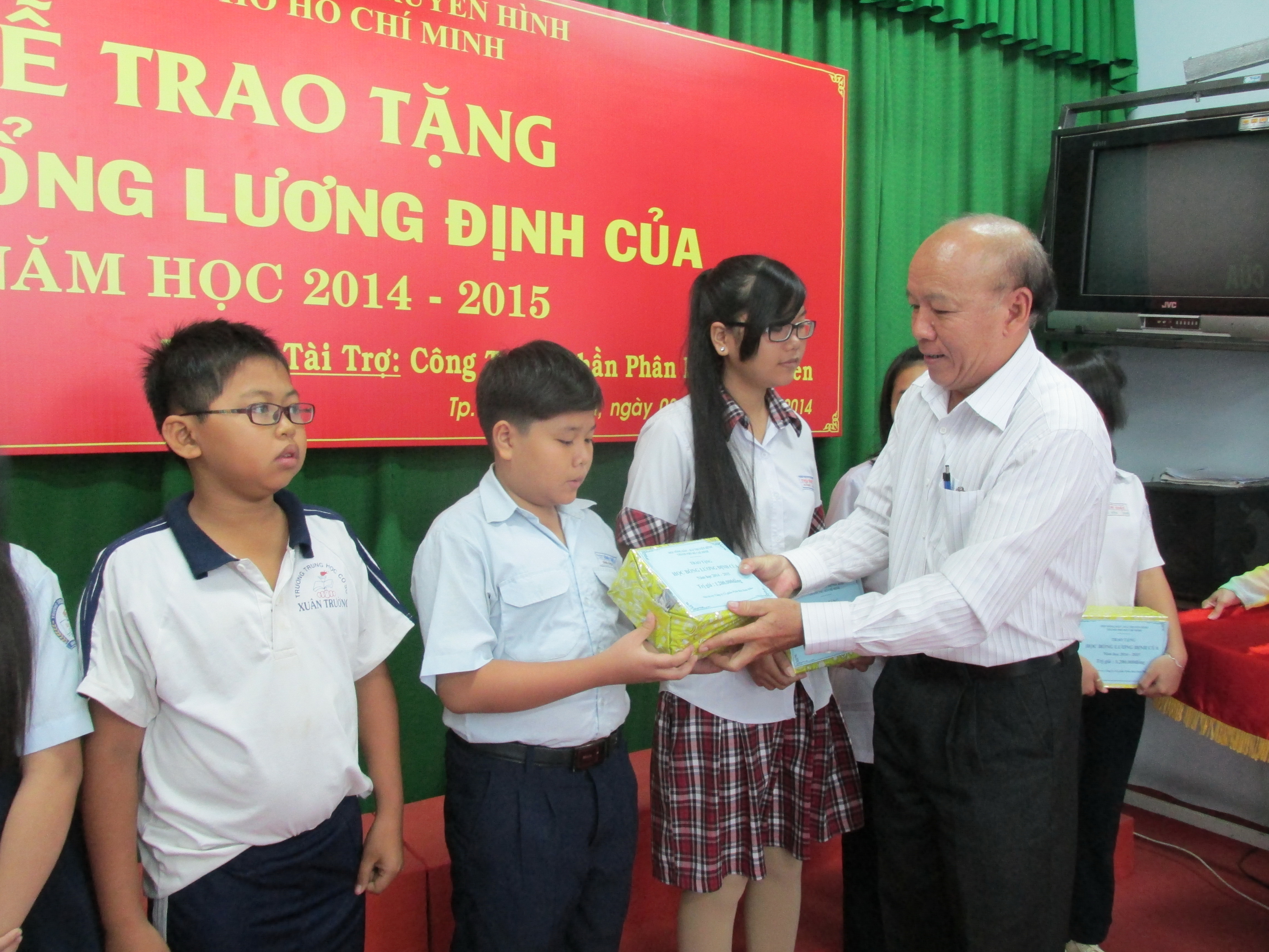 Đại diện Hộ Nông dân TP trao học bổng cho học sinh nghèo