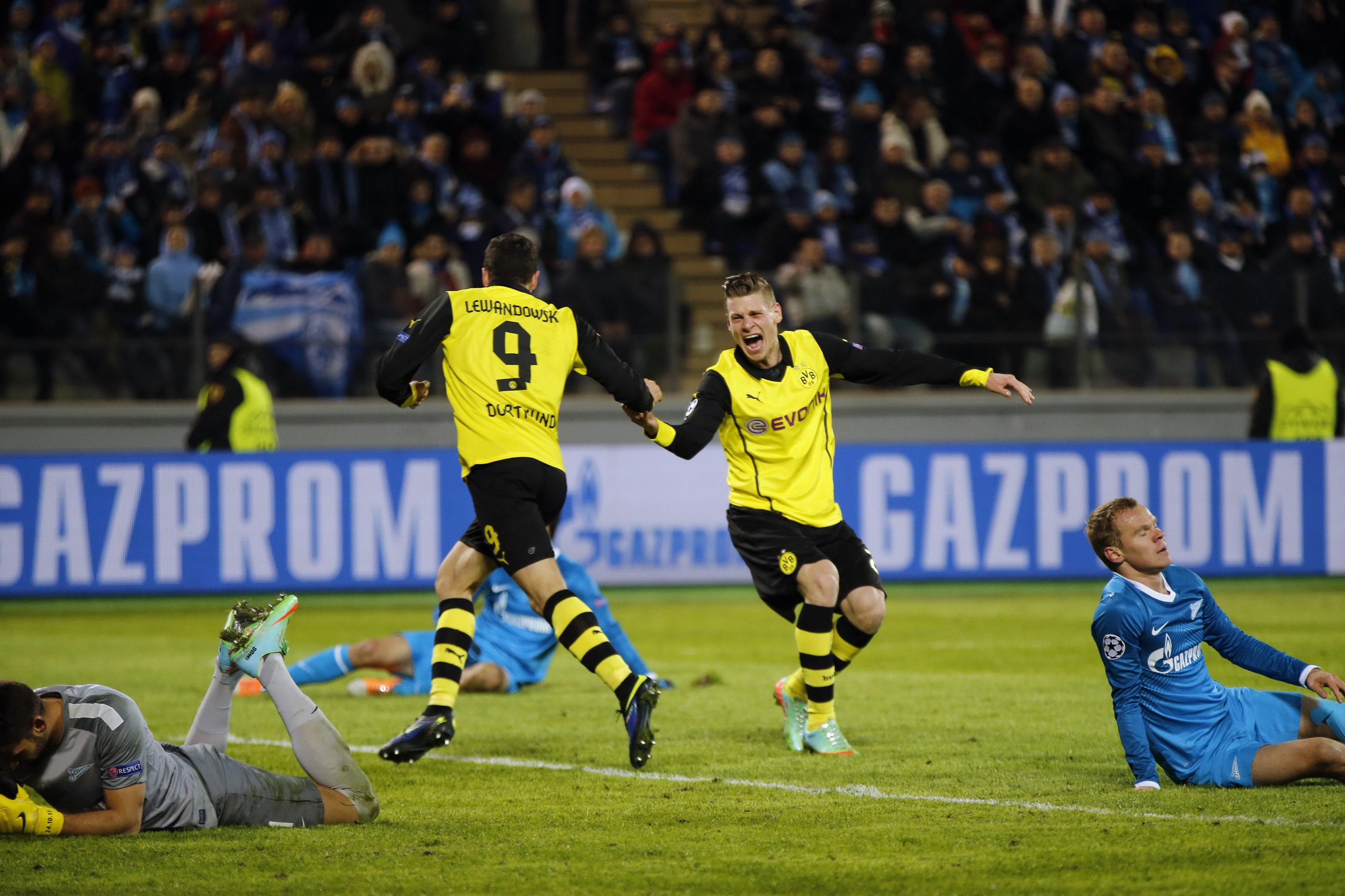 Lewandowski tỏa sáng với
