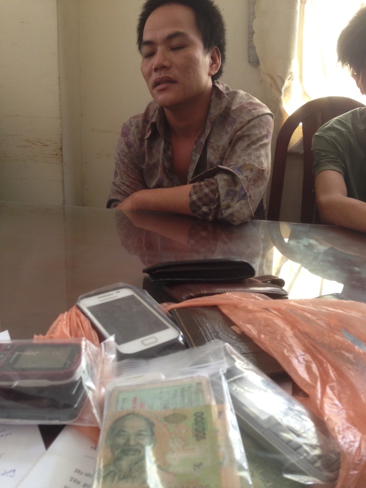 Bị "hốt" khi đang phê ma túy trong phòng trọ