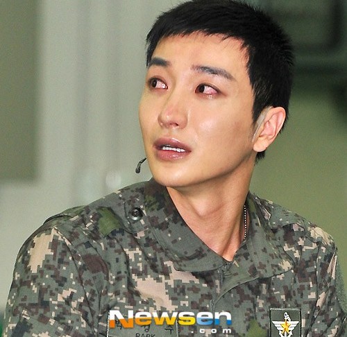 Leeteuk đau lòng trước thông tin cha, ông bà chết