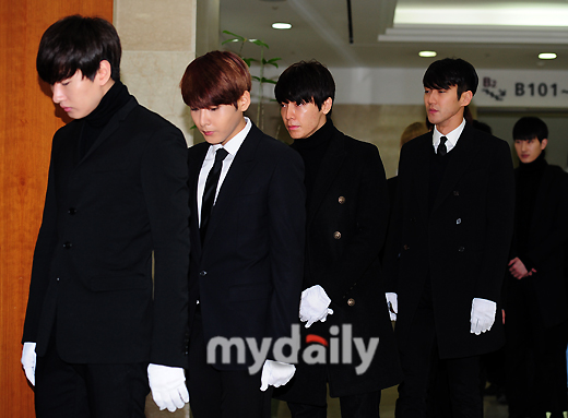 Các thành viên trong nhóm nhạc Super Junior cũng đến động viên, giúp đỡ Leeteuk
