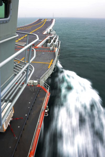 T&agrave;u s&acirc;n bay Li&ecirc;u Ninh của Trung Quốc. Ảnh: Reuters