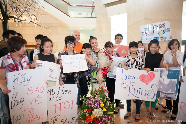 Ca sĩ Thu Minh v&agrave; chồng chụp ảnh c&ugrave;ng c&aacute;c bạn trẻ với những khẩu hiệu bảo vẹ động vật sau buổi họp b&aacute;o. Ng&agrave;y 1-7, vợ chồng ca sỹ Thu Minh đ&atilde; l&ecirc;n thăm Trung t&acirc;m cứu hộ gấu Việt Nam cuả Tổ chức động vật ch&acirc;u &Aacute; v&agrave; l&ecirc;n tiếng g&oacute;p phần bảo vệ gấu khỏi nạn nu&ocirc;i nhốt gấu trang trại để lấy mật