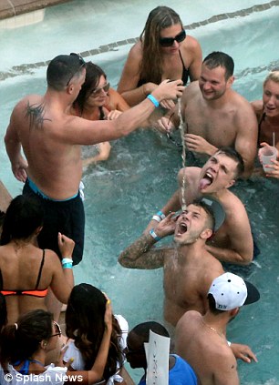 Màn uống rượu từ trên cao của Wilshere
