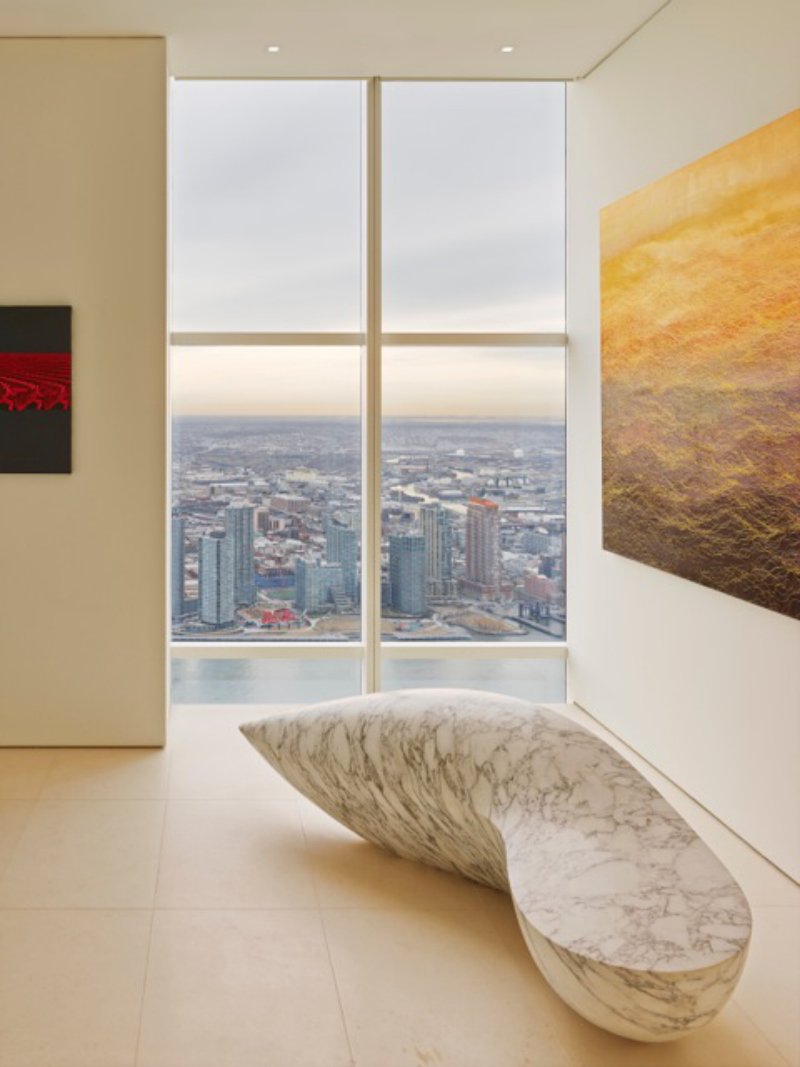 Tọa lạc tr&ecirc;n tầng 90 c&acirc;u chuyện tr&ecirc;n t&ograve;a th&aacute;p Manhattan, căn hộ penthouse n&agrave;y c&oacute; tầm nh&igrave;n ra to&agrave;n th&agrave;nh phố v&agrave; xa hơn thế nữa.