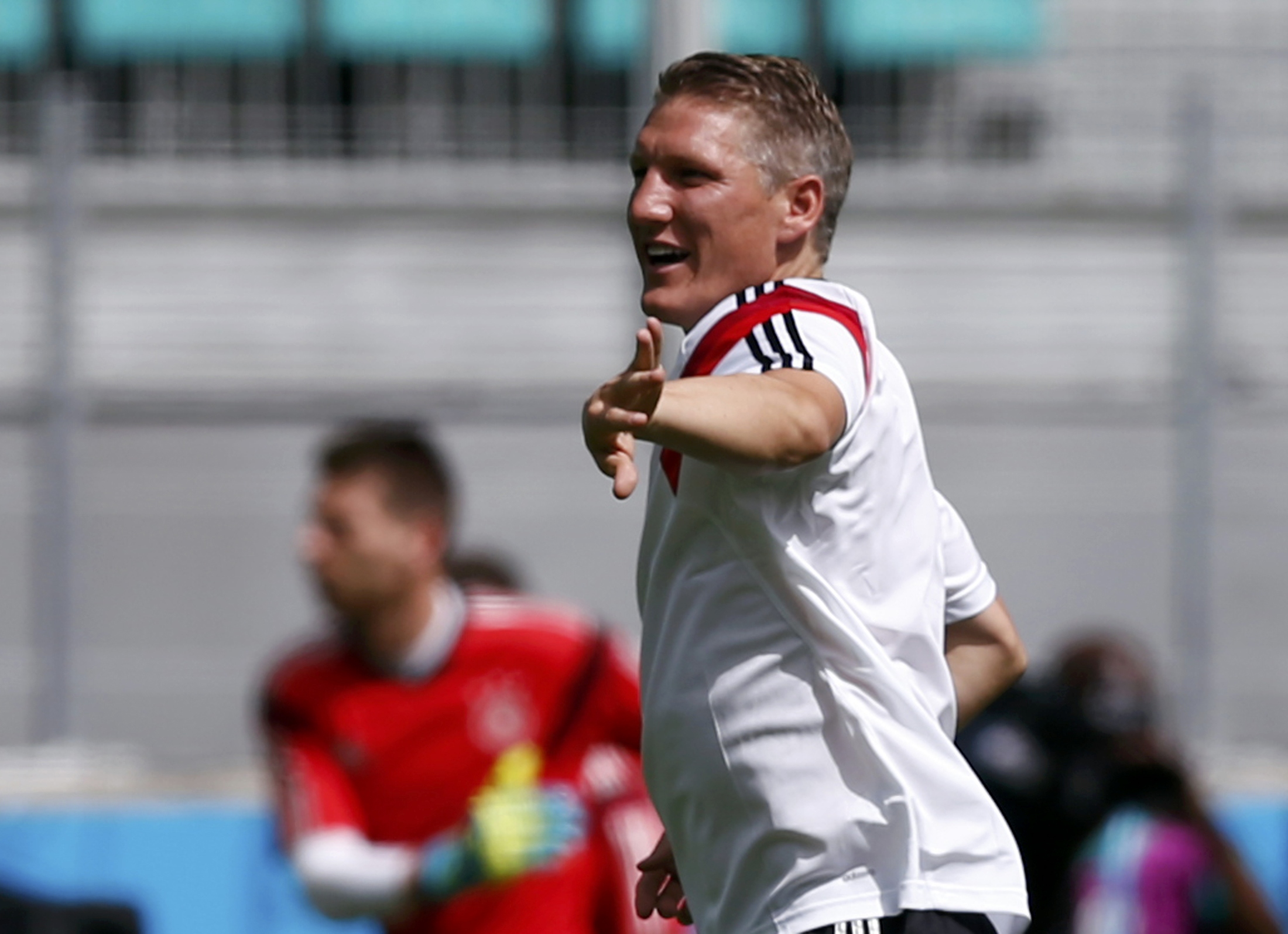 Schweinsteiger vui vẻ tập luyện c&ugrave;ng đồng đội