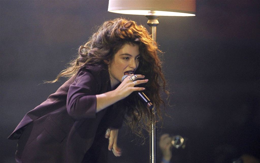 Ca sĩ trẻ Lorde tr&igrave;nh diễn trong đ&ecirc;m trao giải