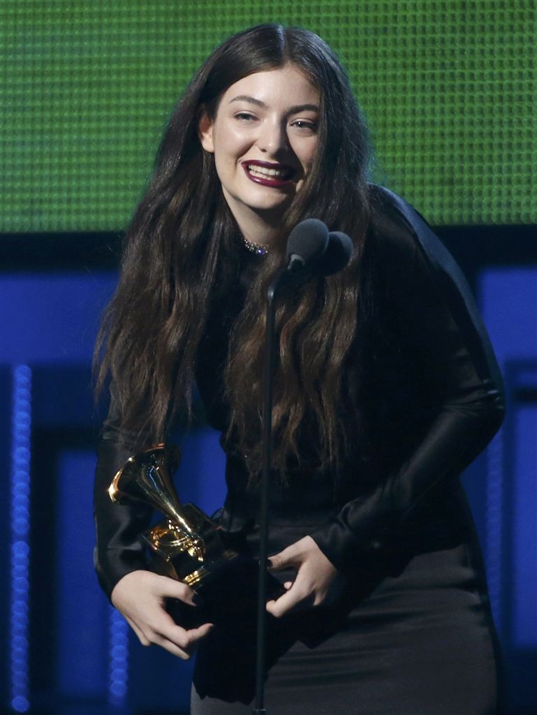 Ca sĩ New Zealand 17 tuổi Lorde hạnh ph&uacute;c với giải B&agrave;i h&aacute;t của năm